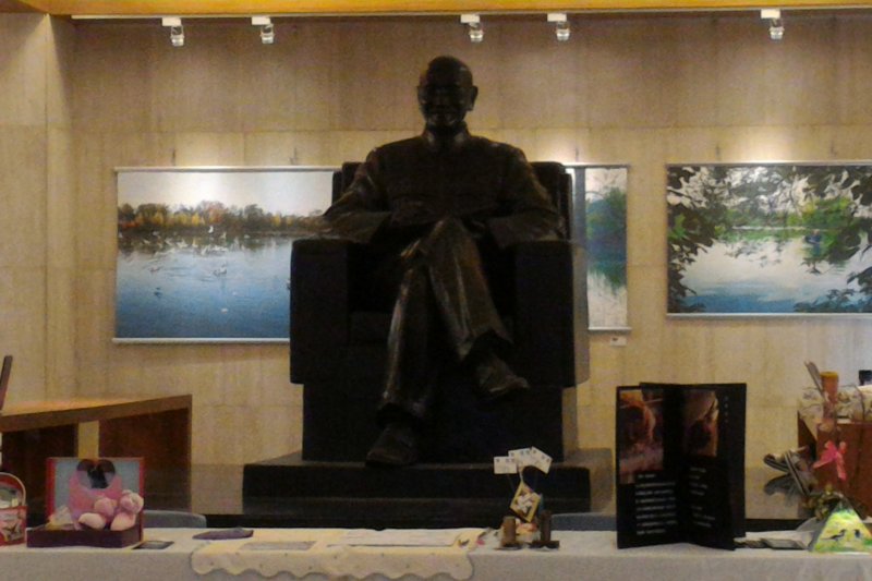 政治大學,政大總圖,中正圖書館,蔣公蔣中正蔣介石銅像。(風傳媒) 政治大學,政大總圖,中正圖書館,蔣公蔣中正蔣介石銅像。(風傳媒)