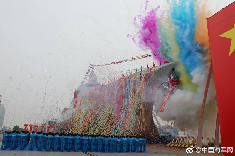 中國055型驅逐艦正式下水，這也是中國新一代萬噸級驅逐艦。