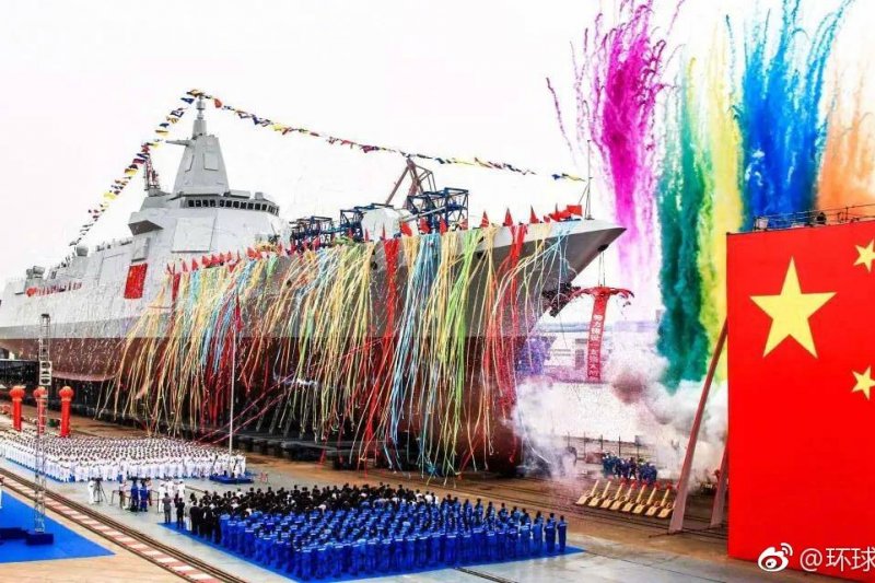 中國055型驅逐艦正式下水,這也是中國新一代萬噸級驅逐艦。 中國055型驅逐艦正式下水,這也是中國新一代萬噸級驅逐艦。