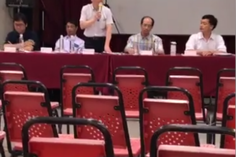 南鐵北區二公聽會,官員面對空蕩蕩的會議室繼續走程序。(陳致曉提供) 南鐵北區二公聽會,官員面對空蕩蕩的會議室繼續走程序。(陳致曉提供)