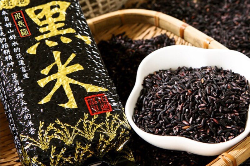 黑米營養價值極高,其膳食纖維含量是白米的25倍,熱量卻只有糙米的一半,保有麩皮層,有更多的纖維質和特有的花青素、維生素,適合各族群食用,是優質的食材(圖 / 上晴國際提供) 黑米營養價值極高,其膳食纖維含量是白米的25倍,熱量卻只有糙米的一半,保有麩皮層,有更多的纖維質和特有的花青素、維生素,適合各族群食用,是優質的食材(圖 / 上晴國際提供)
