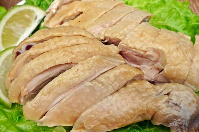 榮獲全國特色美食金牌獎的「阿弟仔雞肉」,在市場裡也有實體店面,每日都能看到大排長龍想購買雞肉的人客(圖 / 上晴國際提供) 榮獲全國特色美食金牌獎的「阿弟仔雞肉」,在市場裡也有實體店面,每日都能看到大排長龍想購買雞肉的人客(圖 / 上晴國際提供)