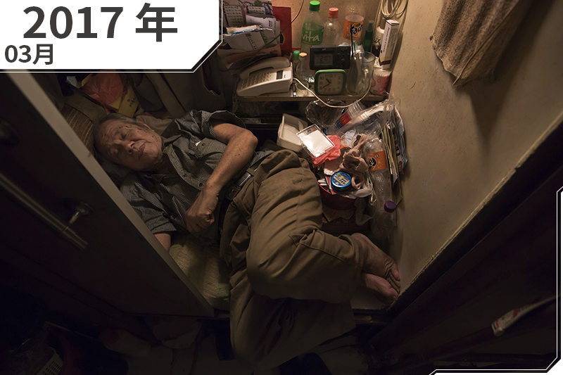 2017年3月,香港,80歲的張老先生住在狹小的「棺材屋」,甚至無法將腳伸直(AP) 2017年3月,香港,80歲的張老先生住在狹小的「棺材屋」,甚至無法將腳伸直(AP)