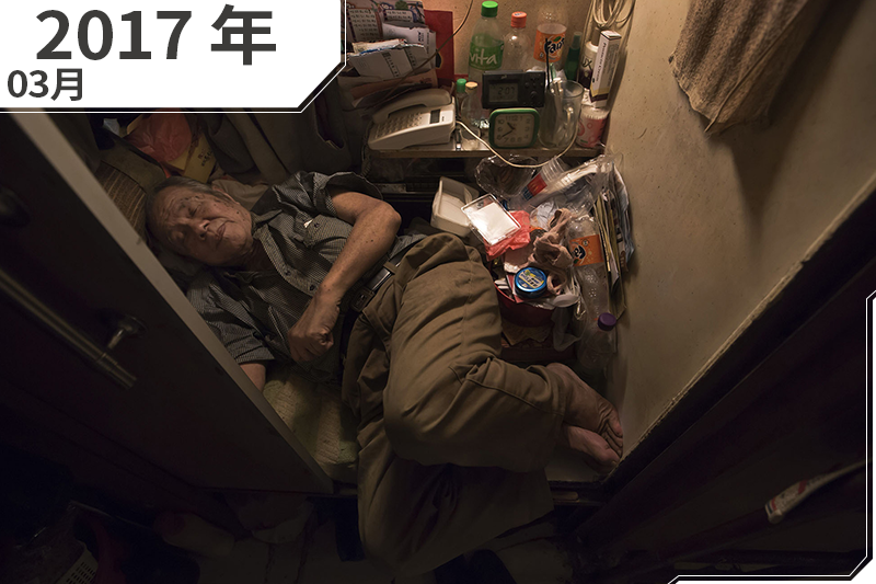 2017年3月，香港，80歲的張老先生住在狹小的「棺材屋」，甚至無法將腳伸直（AP）