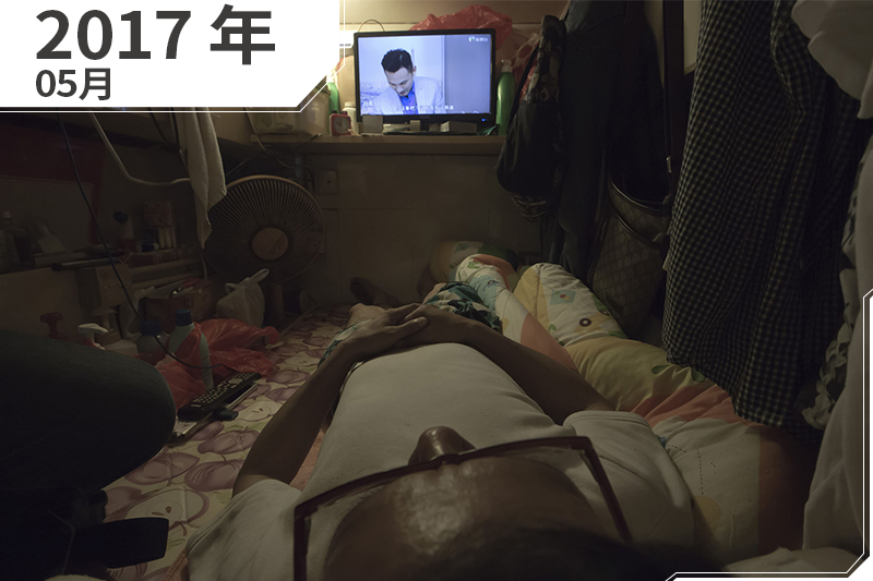 2017年5月,香港,失業的王先生躺在床上看電視,這個狹窄的房間放著他的所有家當(AP) 2017年5月,香港,失業的王先生躺在床上看電視,這個狹窄的房間放著他的所有家當(AP)