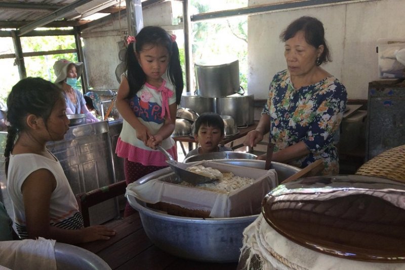 哇,原來豆腐是這麼做出來的!幼稚園小朋友的體驗課。(冠延丁攝) 哇,原來豆腐是這麼做出來的!幼稚園小朋友的體驗課。(冠延丁攝)