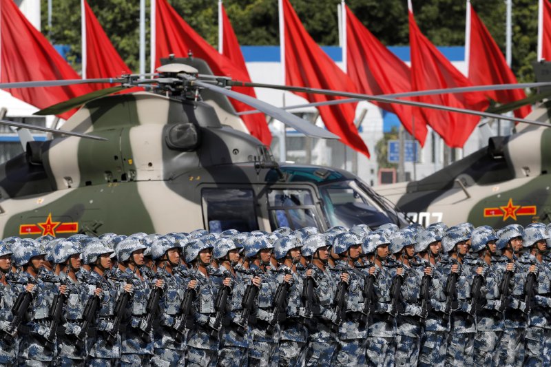 中共中央總書記、國家主席、中央軍委主席習近平30日上午前往石崗營區,視察並檢閱中國人民解放軍駐香港部隊。(AP) 中共中央總書記、國家主席、中央軍委主席習近平30日上午前往石崗營區,視察並檢閱中國人民解放軍駐香港部隊。(AP)