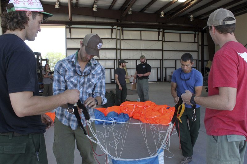 美國空降消防員(smokejumper)。(AP) 美國空降消防員(smokejumper)。(AP)