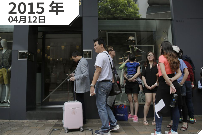 2015年4月12日,香港,中國遊客排隊等著進入精品店購物(照片:AP/製圖:風傳媒) 2015年4月12日,香港,中國遊客排隊等著進入精品店購物(照片:AP/製圖:風傳媒)