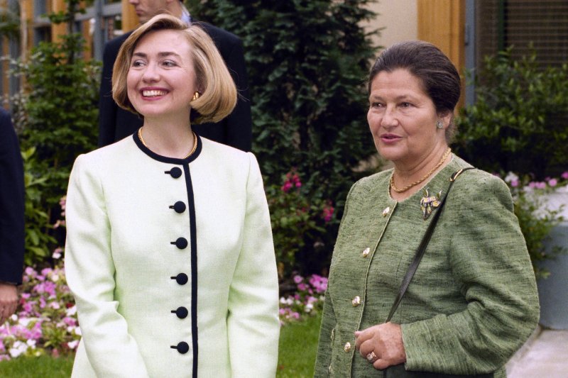 法國政治家西蒙.韋伊(Simone Veil,右)與美國前第一夫人希拉蕊.柯林頓(AP) 法國政治家西蒙.韋伊(Simone Veil,右)與美國前第一夫人希拉蕊.柯林頓(AP)