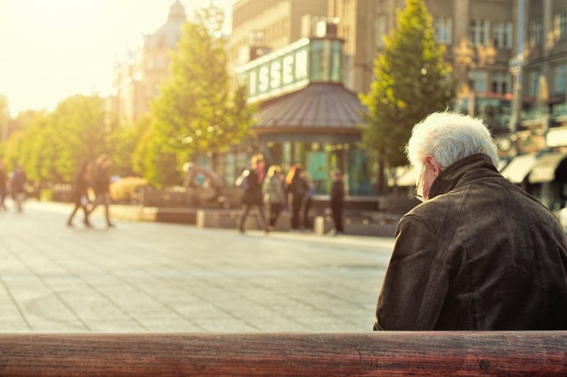 觀察年長者走路速度，可及早發現失智症警訊。（示意圖／Unsplash）