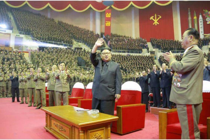 金正恩為慶賀洲際彈道飛彈發射成功,10日請來牡丹峰樂團表演。(美聯社) 金正恩為慶賀洲際彈道飛彈發射成功,10日請來牡丹峰樂團表演。(美聯社)