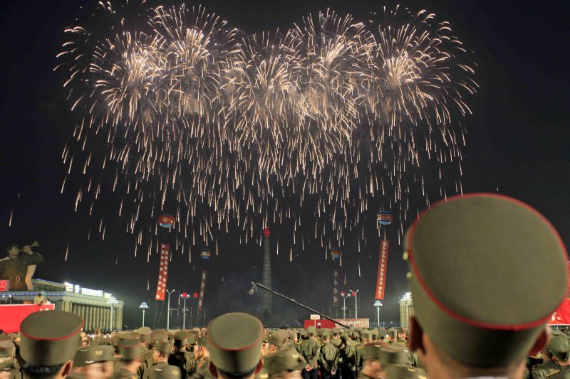 金正恩為慶賀洲際彈道飛彈發射成功,6日在平壤的金日成廣場舉行慶祝大會。(美聯社) 金正恩為慶賀洲際彈道飛彈發射成功,6日在平壤的金日成廣場舉行慶祝大會。(美聯社)