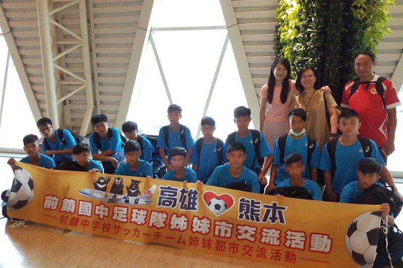 姊妹市足球外交首航前鎮足球隊乘三熊彩繪機飛熊本 風傳媒