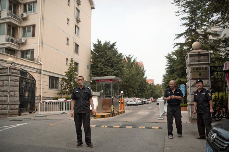 劉霞在北京的寓所被國保嚴密看守,前往的媒體都被阻止拍攝。(美聯社) 劉霞在北京的寓所被國保嚴密看守,前往的媒體都被阻止拍攝。(美聯社)