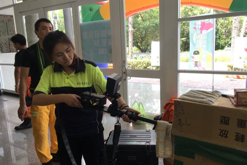 新式雷達生命探測儀可藉感應人體所發出超低頻電波產生之電場，幫助在事故現場快速發現生命跡象。(圖新竹市消防局提供)