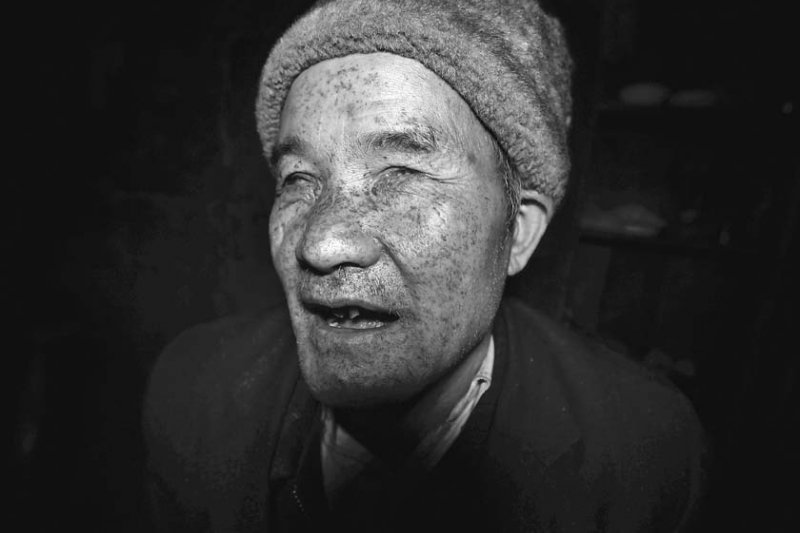 鄒樹禮的臉在爆炸中浸透了煤灰,像青面獸楊志,曾讓孫子害怕。(時報出版提供) 鄒樹禮的臉在爆炸中浸透了煤灰,像青面獸楊志,曾讓孫子害怕。(時報出版提供)