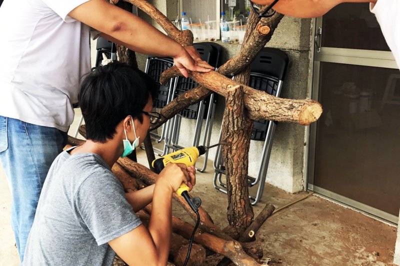 學生以「家」為靈感，利用廢棄木頭打造舒適座椅。(圖／高雄市都發局提供)