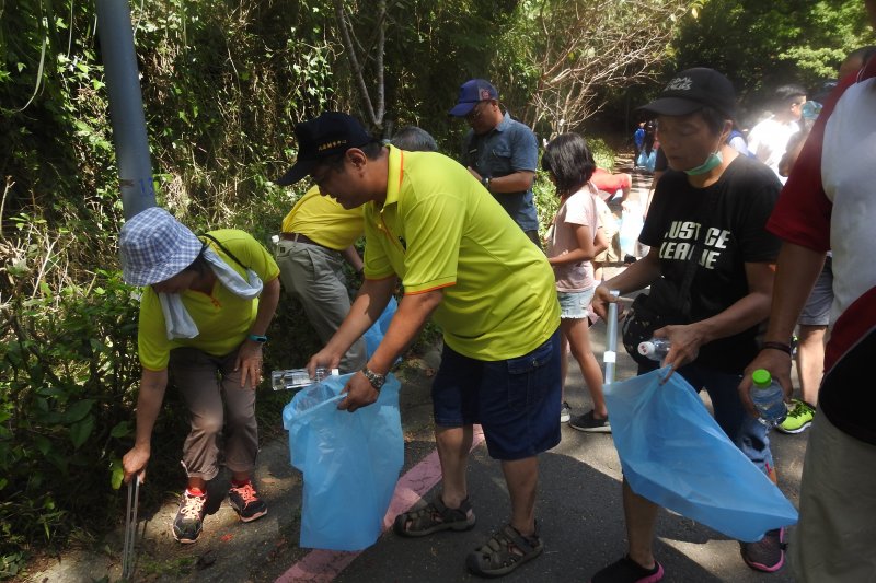 竹市後憲忠貞巡防協會發起淨山健走，吸引現場民眾主動加入淨山行列。（圖／方詠騰攝）