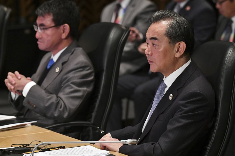 中國外長王毅(右)與日本外相河野太郎(左)。(美聯社) 中國外長王毅(右)與日本外相河野太郎(左)。(美聯社)