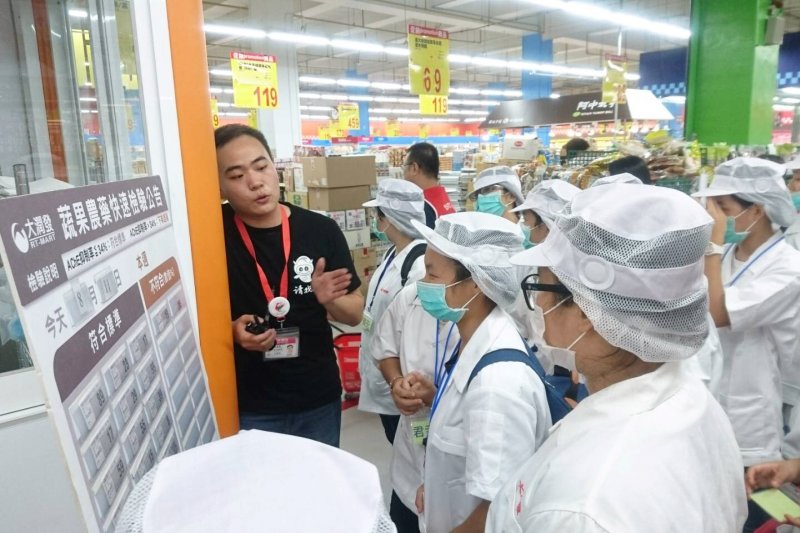 大潤發湳雅店安排少女之家少女們實地參觀肉品分裝、生鮮處理等後場作業。（圖／台積電八廠提供）
