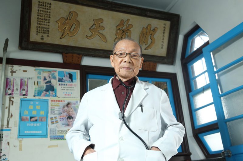 行醫70年，高齡95歲的老醫生謝春梅守護了無數人的生命。（圖/張智傑攝，遠見雜誌提供）