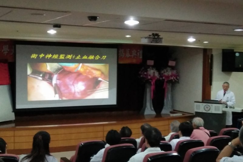 江豐裕教授與吳哲維副教授均擔任國際神經監測學會主席團成員，經常應邀到歐美及亞太地區演講與指導。(圖／龔傑森攝)