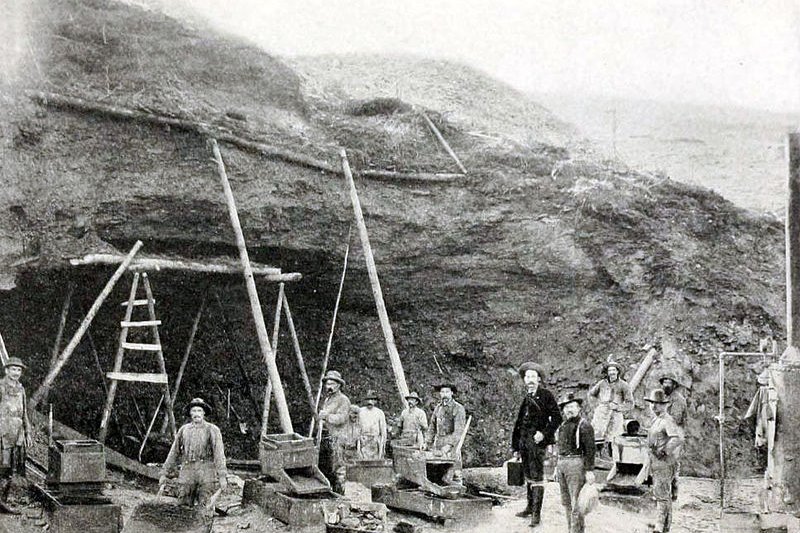 1899年,淘金客挖礦一景。(維基百科公有領域) 1899年,淘金客挖礦一景。(維基百科公有領域)