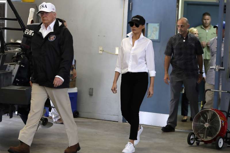第一夫人梅蘭妮亞(中)29日抵達德州後,換上了白色平底鞋(AP) 第一夫人梅蘭妮亞(中)29日抵達德州後,換上了白色平底鞋(AP)