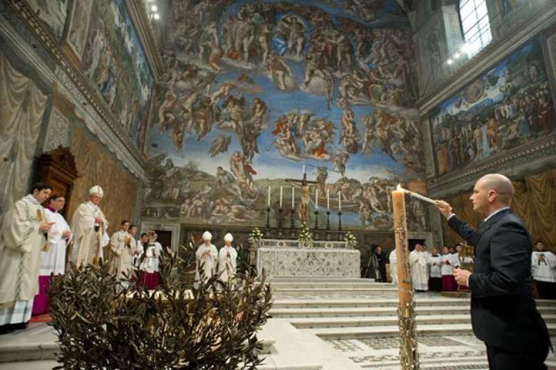 教宗方濟各在西斯丁教堂。(圖取自 Famiglia Cristiana) 教宗方濟各在西斯丁教堂。(圖取自 Famiglia Cristiana)
