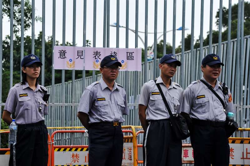 20170903-蔡英文主持「106年秋祭忠烈殉職人員典禮」,警察駐守在忠烈祠外的意見表達區。(甘岱民攝) 20170903-蔡英文主持「106年秋祭忠烈殉職人員典禮」,警察駐守在忠烈祠外的意見表達區。(甘岱民攝)