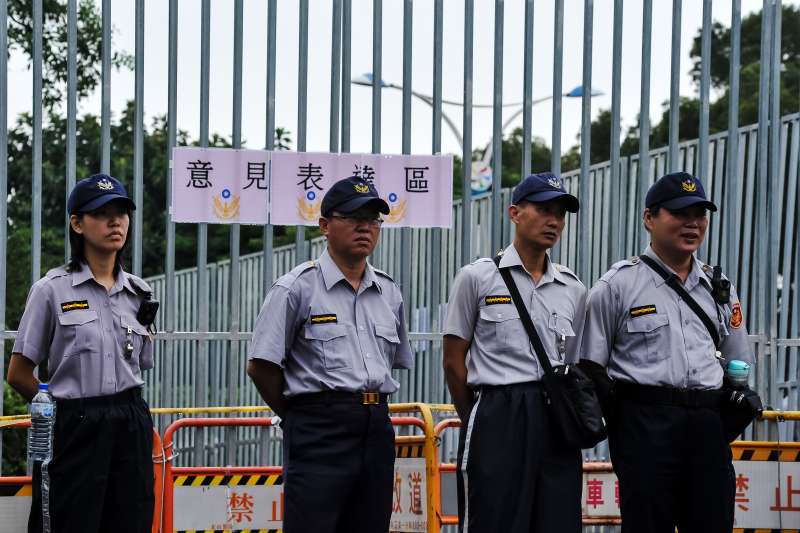 20170903-蔡英文主持「106年秋祭忠烈殉職人員典禮」，警察駐守在忠烈祠外的意見表達區。（甘岱民攝）