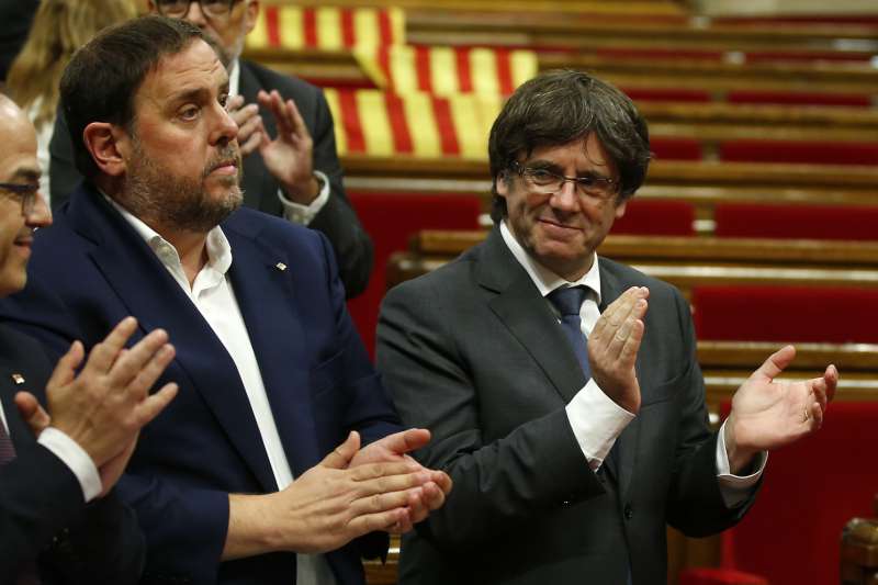 加泰隆尼亞自治區政府主席普吉德蒙（Carles Puigdemont）（右）（AP）