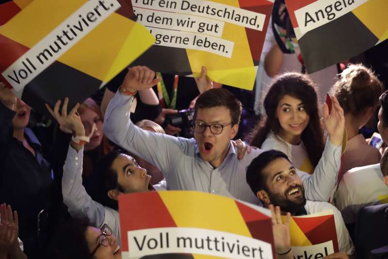 2017年9月24日德國大選投票,大批基民盟(CDU)支持者在柏林總部等候梅克爾總理現身(AP) 2017年9月24日德國大選投票,大批基民盟(CDU)支持者在柏林總部等候梅克爾總理現身(AP)