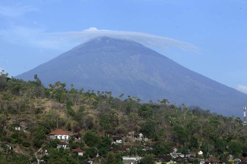 印尼峇里島阿貢火山活動加劇,火山周圍地區已有約5萬人撤離家園。(美聯社)