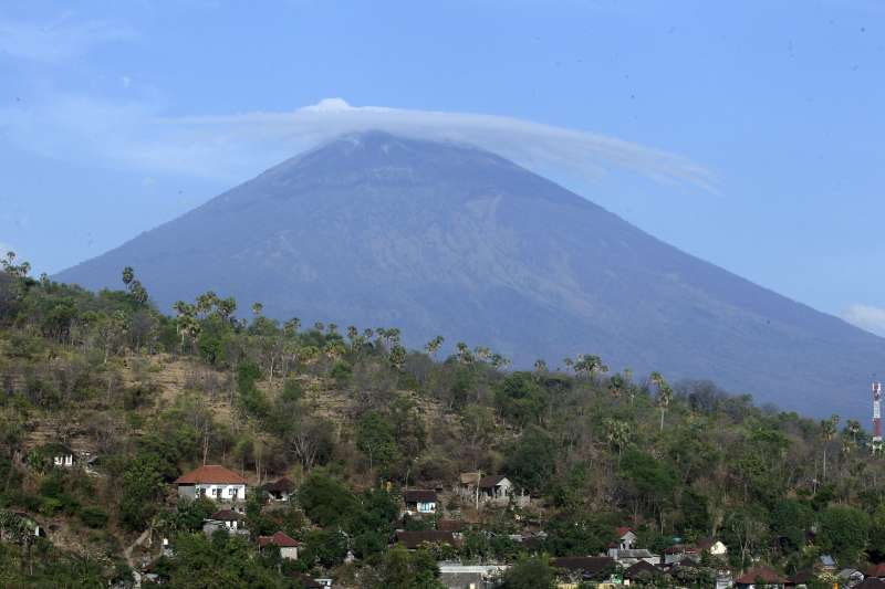 印尼峇里島阿貢火山活動加劇，火山周圍地區已有約5萬人撤離家園。(美聯社)