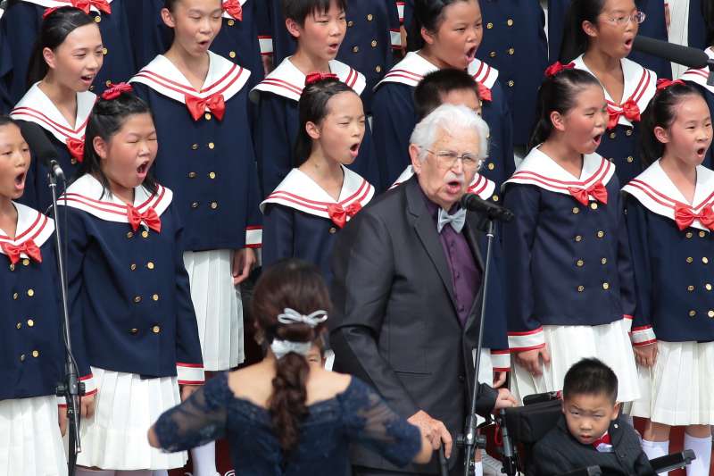 L20171010-神父甘惠忠10日出席中華民國106年國慶典禮,並與南科實中國小部合唱團一同唱國歌。(顏麟宇攝) L20171010-神父甘惠忠10日出席中華民國106年國慶典禮,並與南科實中國小部合唱團一同唱國歌。(顏麟宇攝)