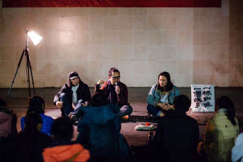 咖啡計畫開始第二年後,莊奕凡回到台北定點,以組織的方式辦放映會、音樂會、座談,想讓更多人參與進來。(一杯咖啡,一個故事提供) 咖啡計畫開始第二年後,莊奕凡回到台北定點,以組織的方式辦放映會、音樂會、座談,想讓更多人參與進來。(一杯咖啡,一個故事提供)