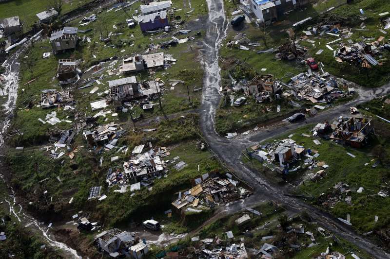 波多黎各連續遭到2個颶風重創,不僅道路、建築、通訊網路嚴重受損,更缺乏水電、飲水、食物等基礎物資。(美聯社) 波多黎各連續遭到2個颶風重創,不僅道路、建築、通訊網路嚴重受損,更缺乏水電、飲水、食物等基礎物資。(美聯社)