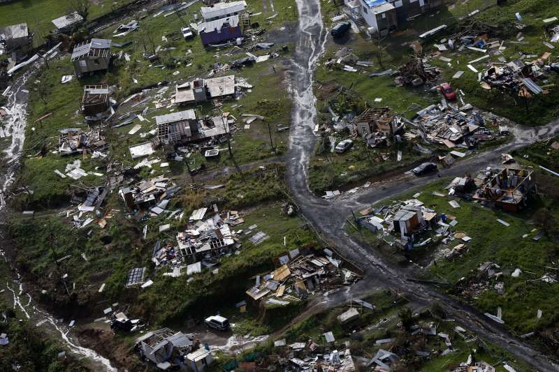 波多黎各連續遭到2個颶風重創，不僅道路、建築、通訊網路嚴重受損，更缺乏水電、飲水、食物等基礎物資。(美聯社)