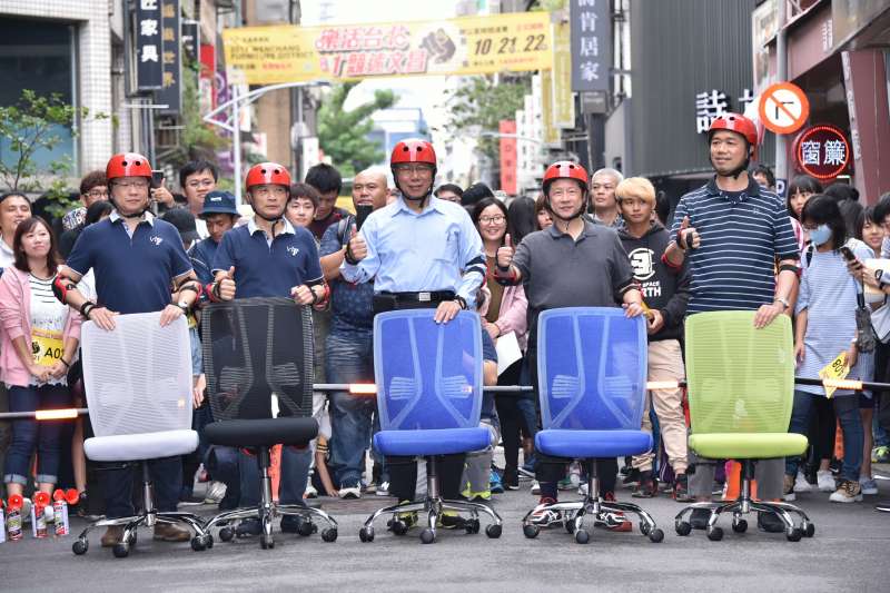台北市長柯文哲21日出席「活力台北,文昌辦公椅」競速賽,並現場體驗。(取自台北市政府) 台北市長柯文哲21日出席「活力台北,文昌辦公椅」競速賽,並現場體驗。(取自台北市政府)