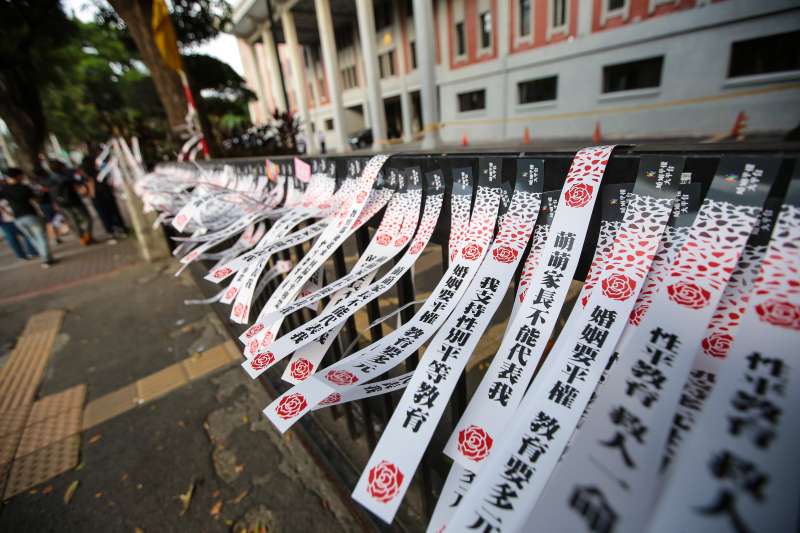 20171028-2017台灣同志遊行,北路線經過教育部時將訴求婚姻平權、及支持性平教育的紙條貼於教育部門口。(顏麟宇攝) 20171028-2017台灣同志遊行,北路線經過教育部時將訴求婚姻平權、及支持性平教育的紙條貼於教育部門口。(顏麟宇攝)