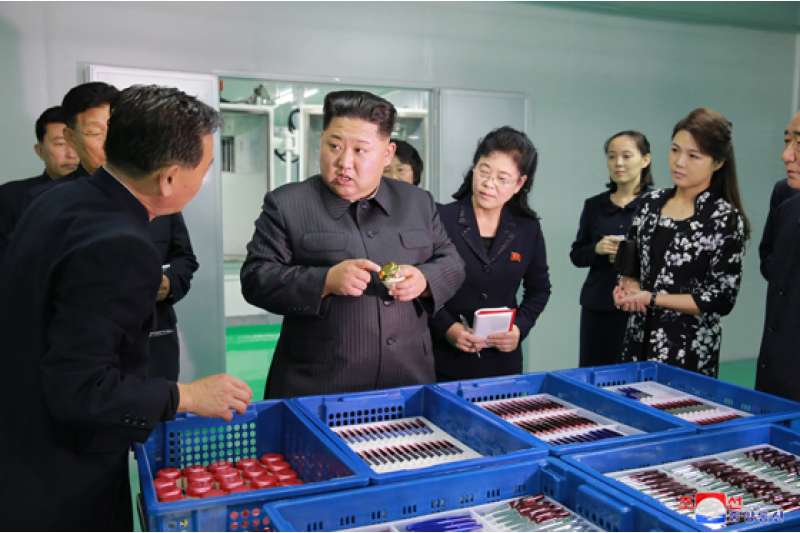 金正恩視察化妝品工廠,夫人李雪主也在一旁陪伴。(勞動新聞) 金正恩視察化妝品工廠,夫人李雪主也在一旁陪伴。(勞動新聞)