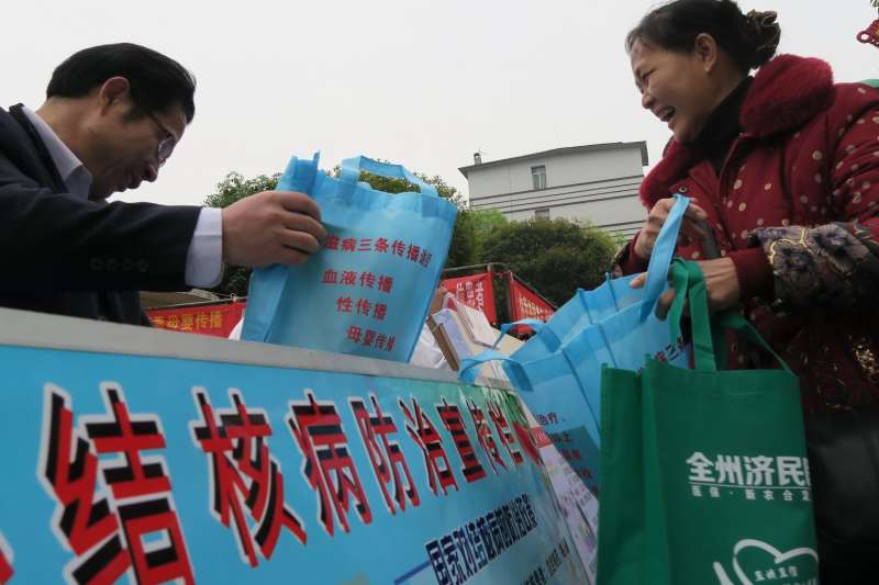2015年3月24日,中國廣西桂林市全州縣一家醫院的醫護人員在街頭向市民發放結核病防治知識資料。(新華社) 2015年3月24日,中國廣西桂林市全州縣一家醫院的醫護人員在街頭向市民發放結核病防治知識資料。(新華社)