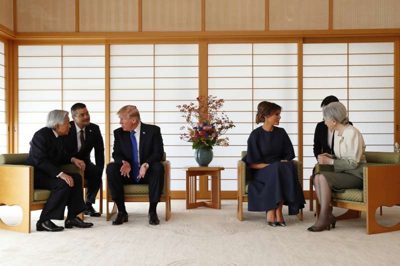 川普與第一夫人梅蘭妮亞拜會日本天皇、皇后。(美聯社) 川普與第一夫人梅蘭妮亞拜會日本天皇、皇后。(美聯社)