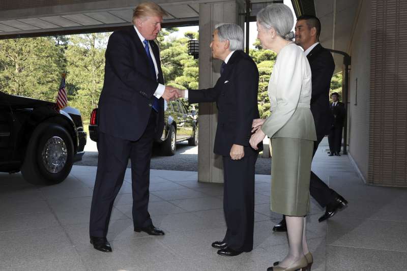 川普與第一夫人梅蘭妮亞拜會日本天皇、皇后。(美聯社) 川普與第一夫人梅蘭妮亞拜會日本天皇、皇后。(美聯社)