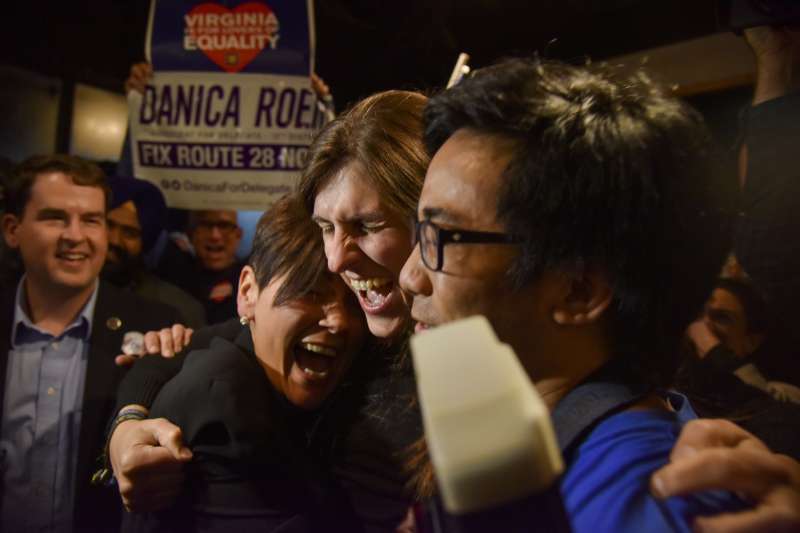 7日晚間,羅姆得知勝選後,與支持者開心擁抱(AP) 7日晚間,羅姆得知勝選後,與支持者開心擁抱(AP)