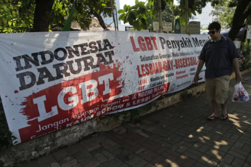 印尼當局無情打壓LGBT族群,當地LGBT族群活在恐懼裡(美聯社) 印尼當局無情打壓LGBT族群,當地LGBT族群活在恐懼裡(美聯社)