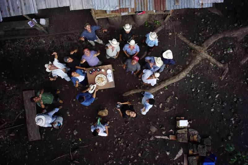 在科潘遺址的考古發掘間隙,中國考古學家和當地考古工作者在林間空地歡聚小憩。(社科院考古所) 在科潘遺址的考古發掘間隙,中國考古學家和當地考古工作者在林間空地歡聚小憩。(社科院考古所)