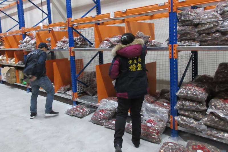 涉嫌販售來源不明香菇及貯存逾期食品,新北「平衡食品」再次遭查。(圖/新北市衛生局提供) 涉嫌販售來源不明香菇及貯存逾期食品,新北「平衡食品」再次遭查。(圖/新北市衛生局提供)